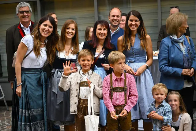 Die Familien freuten sich beim Umzug schon auf den gemeinsamen Wiesenmarktbesuch | Foto: Josef Bodner
