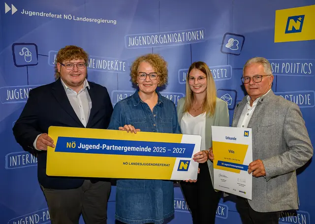 Auszeichnung an Vitis: Gemeinderat Florian Kozar, Jugend-Landesrätin Christiane Teschl-Hofmeister, Jugendgemeinderätin Susanne Österreicher und Vizebürgermeister Hermann Lauter (v.l.) | Foto: NLK Burchhart