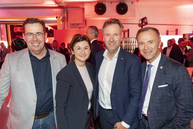 Von links: Bgm. Andreas Hasenöhrl, Landeshauptfrau Stellvertreterin Marlene Svacek, Christoph Ellensohn (Standort-Geschäftsleiter Transgourmet Wals-Siezenheim) und Salzburgs Bürgermeister Bernhard Auinger. | Foto:  Andreas Kolarik, für Transgourmet Österreich