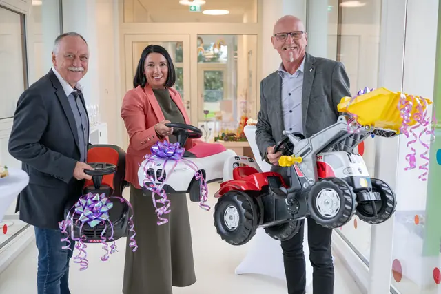 Passend zur Eröffnung stellte sich der Gemeindevorstand mit neuen Spielgeräten ein. | Foto: photoworkers.at