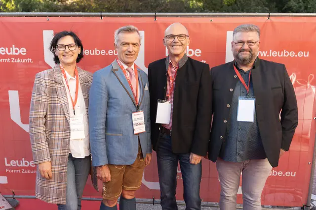 V.l.n.r: Susanne Kreinecker (Regionalentwicklungsverband Eferding), Heimo Berger (GF Leube Gruppe), Bürgermeister Wolfgang Kreinecker, Andreas Grabner (Leube) | Foto: Leube Gruppe