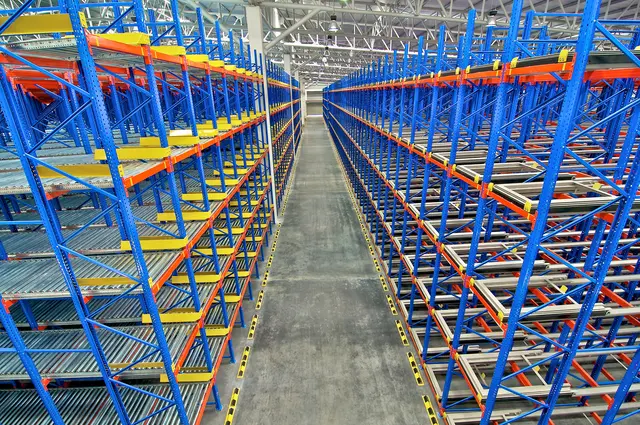 Die schwierige Wirtschaftslage wirkt sich auch stark in der Warenproduktion aus: dort nahm die Arbeitslosigkeit im September um über acht Prozent zu. (Symbolbild) | Foto: Panthermedia/praethip