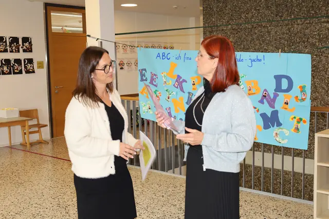 Von links: Kathrin Purner und die langjährige Direktorin Claudia Kernecker. | Foto: Josef Loschka