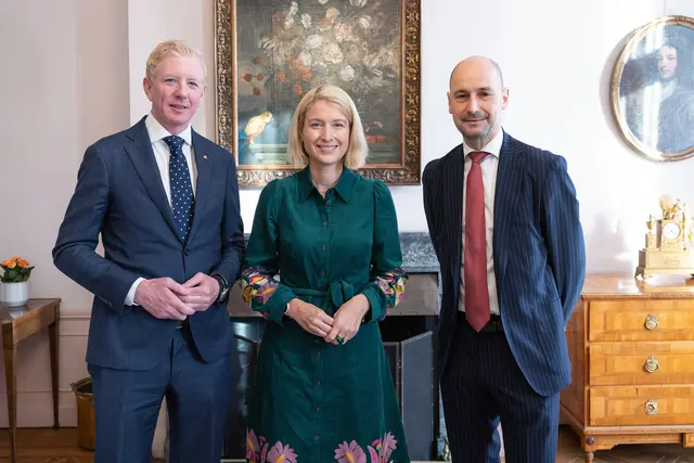 Landeshauptmann-Stellvertreterin Christine Haberlander und der aus Oberösterreich kommende Vorsitzende des Verwaltungsrates der ÖGK, Peter McDonald (l.) zusammen mit dem österreichischen Botschafter in den Niederlanden, Bert Theuermann. | Foto: Land OÖ/Haag