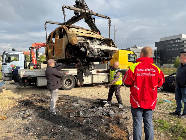 Öl-Flecken und abgebrannte Autos schmücken die Leerfläche am Walter-Kuhn-Park. Die Gruppe Sofortmaßnahmen ist eingeschritten. | Foto: Gruppe Sofortmaßnahmen