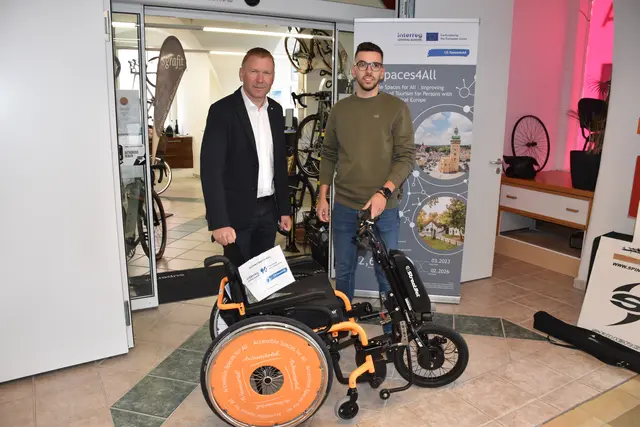 Ausleihen des eRollstuhls beim sgrafit bike | Foto: Alexandra Goll