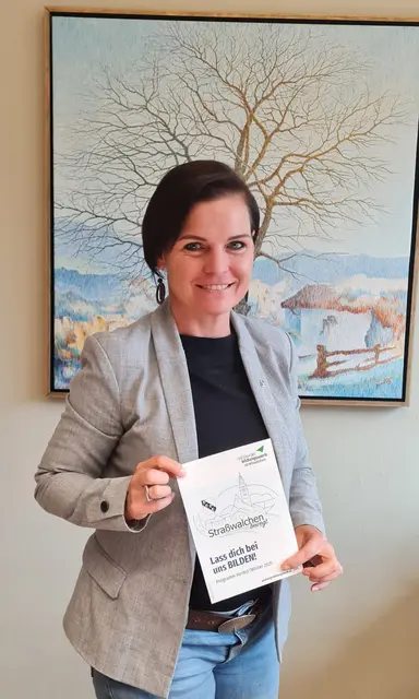 Tanja Kreer mit dem Pgoramm für die Herbst- und Wintersaison. | Foto: Salzburger Bildungswerk Straßwalchen/Daniela Vsol