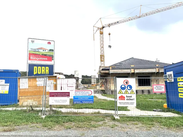Drei der sechs Bungalows werden derzeit in der Weichselbaumer Waldsiedlung durch die Oberwarter Siedlungsgenossenschaft errichtet.  | Foto: Elisabeth Kloiber