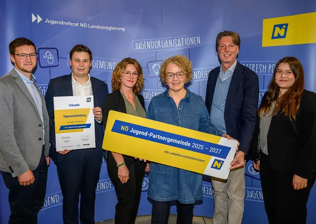 Sigmundsherberg: (v.l.n.r.): GGR Paul Zotter, JGR Simon Wese, Tanja Spindler, Jugend-Landesrätin Christiane Teschl-Hofmeister, BGM Franz Göd, Teresa Gundinger | Foto: NLK Burchhart