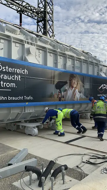 Die Fahrgestelle werden platziert. | Foto: Mara Schwarz-Mitrovic