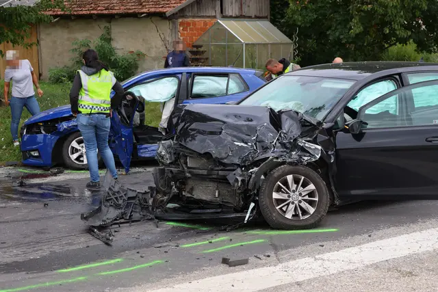 Auf der Großendorfer Straße im Gemeindegebiet von Eberstalzell stoßen am Mittwochnachmittag ein blauer Skoda und ein schwarzer VW in einer Kreuzung zusammen. | Foto: laumat.at