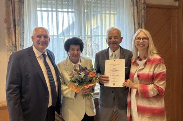 Bürgermeisterin Monika Obereigner-Sivec und Ortsvorsteher Gerhard Baumann gratulierten Harald Tauber zum 85. Geburtstag. | Foto: Stadtgemeinde Groß-Enzersdorf