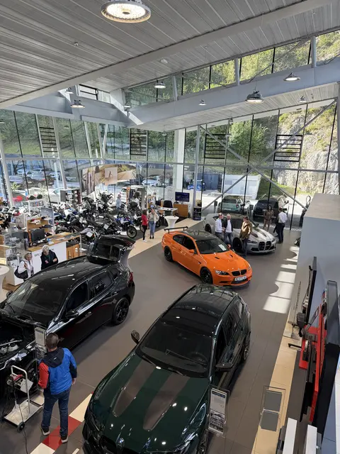 Besucherinnen und Besucher erlebten beim Herbstfest von Unterberger Automobile die neuesten BMW- und MINI-Modelle in entspannter Atmosphäre. | Foto: Unterberger 