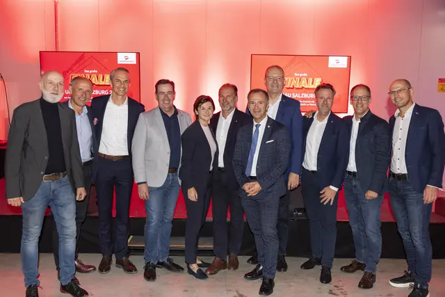 Von links: Diakon Albert Hötzer, Leo Bauernberger, Manuel Hofer, Bgm. Andreas Hasenöhrl, Marlene Svacek, Thomas Panholzer (GF Transgourmet Österreich), Bürgermeister Bernhard Auinger, Christoph Ellensohn, Jürgen Krizmanich und Michael Steinmair. | Foto:  Andreas Kolarik, für Transgourmet Österreich