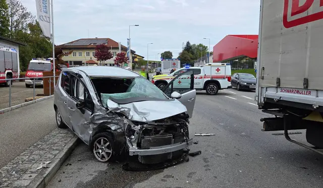 Der Pkw erlitt einen Totalschaden. | Foto: FF Walchshausen
