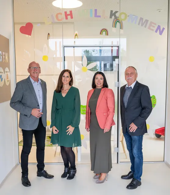 Bürgermeisterin Tanja Fauland-Gratz mit Edmund Willinger (re) sowie Vizebürgermeister Horst Brunner und Karin Gasparitz (2.v.l.) die für die Leitung der Kindergärten verantwortlich zeichnet. | Foto: photoworkers.at