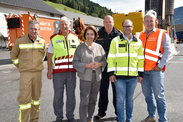 Im Bild v.l.: Peter Schreilechner (Feuerwehr), Günter Grabendorfer (Rotes Kreuz), Bezirkshauptfrau Michaela Rohrmoser, Richard Gappmaier (Autobahnpolizei), Bezirkskatastrophenreferent Christoph Wiedl und Autobahnmeister Bernd Essl.  | Foto: Land Salzburg/Franz Neumayr
