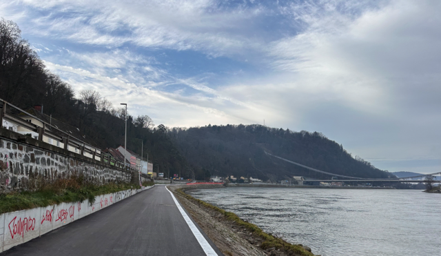 Ein Teil des Geh- und Radwegs ist bereits seit Dezember 2024 fertiggestellt. Jetzt erfolgt der Lückenschluss auf Höhe der Schiffsanlegestelle. | Foto: MeinBezirk (Archiv)