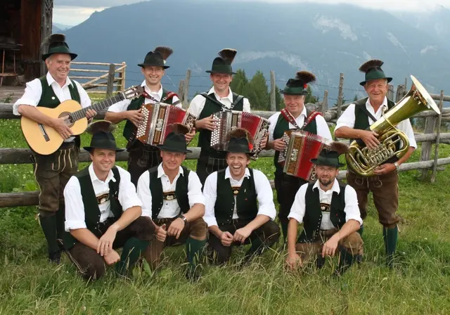 Auch die Aberseea Musikanten und Påscher sind mit dabei. | Foto: Aberseea Musikanten und Påscher