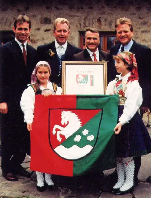 Ubergabe des Gemeindewappen am 19.10.1993 an Bgm. BR Hans Ferlitsch, weiters am Foto von links nach rechts: LHStv. Mathias Reichhold, LH Dr. Christof Zernatto und LHStv. Dr. Peter Ambrozy. Vorne die jungen Gailtalerinnen Verena und Barbara. | Foto: Gemeinde St. Stefan