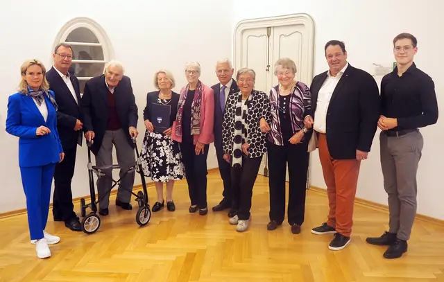 Erich Schieder, Ingeborg Bradac,
Ursula Pistulka, Dagmara Radler und Hedwig Riemer feierten ihre 90. Geburtstage (v.l.). Bürgermeister Johann Zeiner, Vizebürgermeisterin Michaela Haidvogel sowie die Gemeinderäte Erik Baldassari, Michael Capek und Markus Waldner gratulierten herzlich zu den besonderen Jubiläen. | Foto: Marktgemeinde Maria Enzersdorf