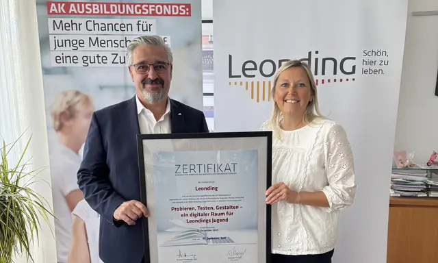 AK-Präsident Andreas Stangl übergibt das Zertifikat an Bürgermeisterin Sabine Naderer-Jelinek. | Foto: Stadtarchiv Leonding