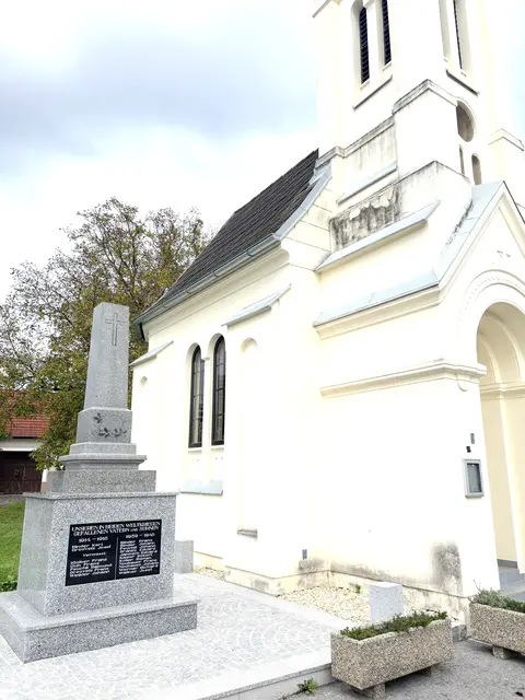 Das Kriegerdenkmal neben der Ortskapelle in Weichselbaum wurde rundum erneuert.  | Foto: Elisabeth Kloiber