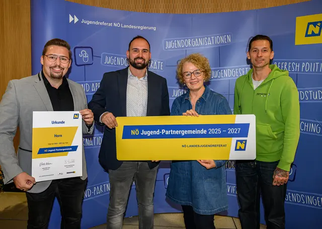 Horn: (v.l.n.r.): Gary Leonhard, Kevin Hrdlicka, Jugend-Landesrätin Christiane Teschl-Hofmeister, Mario David | Foto: NLK Burchhart