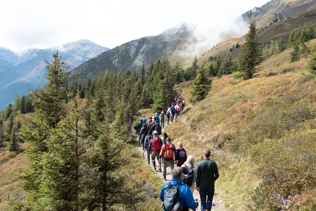 Unterweg Richtung Gipfel. Das Wetter spielte mit.  | Foto: café & co