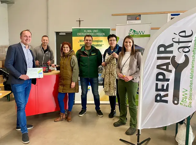Das Team rund um Roland Fuchs und Roswitha Gutmann machte das Repair Cafe wieder möglich. | Foto: LEA