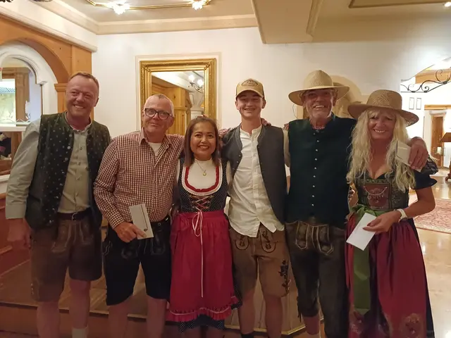GCC Lärchenhof-Manager Gerhard Pühringer mit dem Martini Gansl-Siegerteam „The Chilly´s“ aus Waidring: Peter, Khwanta, Rudi jun., Ernst und Anita Schider  | Foto: Paul Bachmann