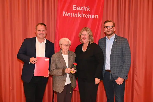 Auszeichnung für 70 Jahre Mitgliedschaft für Elfriede Glatzl. | Foto: SPÖ Ternitz