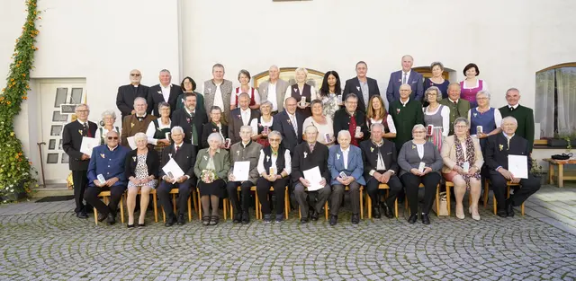 Vizebürgermeisterin Ingrid Schmidseder überreichte den Jubelpaaren einen Gutschein der Gemeinde Diersbach. Pfarrer Thaddäus Kret segnete die Jubilare und Pfarrgemeinderats-Obmann Anton Ertl überreichte von der Pfarre eine Dankeskerze. | Foto: Gemeinde Diersbach