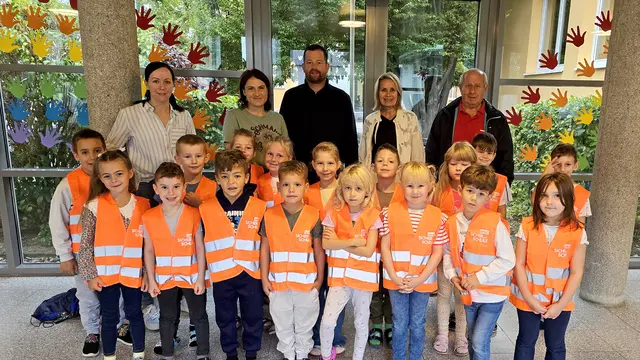 Volksschulkinder im Mittelburgenland freuen sich über ihre neuen Warnwesten für mehr Sicherheit auf dem Schulweg. | Foto: ARBÖ Burgenland