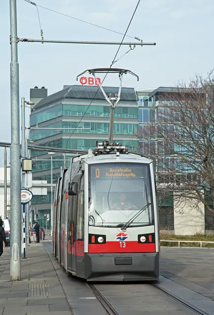 Linie O am Praterstern mit Type A. (Archiv) | Foto: Wiener Linien/Manfred Helmer