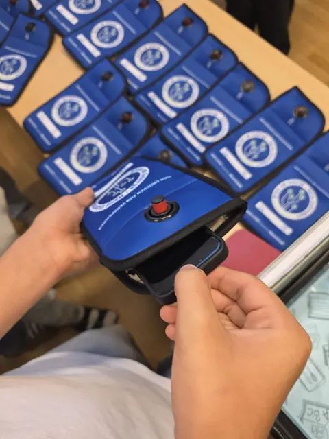 Zum Start in den Schultag kommen die Handys in die Taschen. | Foto: Elternverein MS Brunn