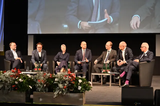 Über Nachhaltigkeit diskutierten: Sepp Schellhorn, Eric Kirschner (Joanneum Research), Lhvstin. Gaby Schaunig, Moderator Thomas Hofer, Hans Aubauer (Leiter Krankenabteilung, Uniqa), Vorstand Walter Oblin, Österreichisch Post AG und Vorstandssprecher und technischer Vorstand Gerhard Christner, Austrian Power Grid AG/APG.
| Foto: Erich Marschik/Österreichischer Gemeindebund