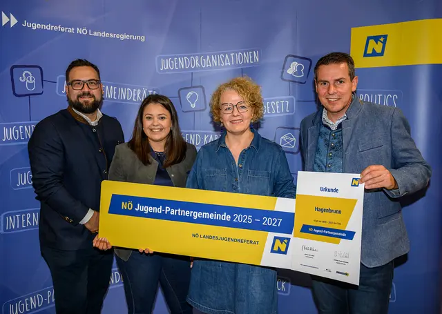 Hagenbrunn: Foto (v.l.n.r.): GR Florian Koller, GR Julia Kloiber, Jugend-Landesrätin Christiane Teschl-Hofmeister, GR Martin Strahner | Foto: NLK Burchhart