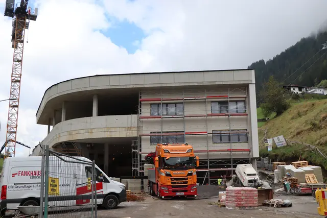 Die Arbeiten an der neuen Talstation laufen auf Hochtouren. | Foto: Thomas Seelos