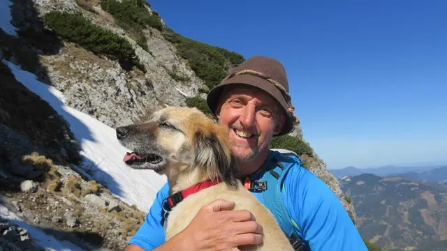 Karl Tisch in tierischer Begleitung am Schneeberg. | Foto: privat
