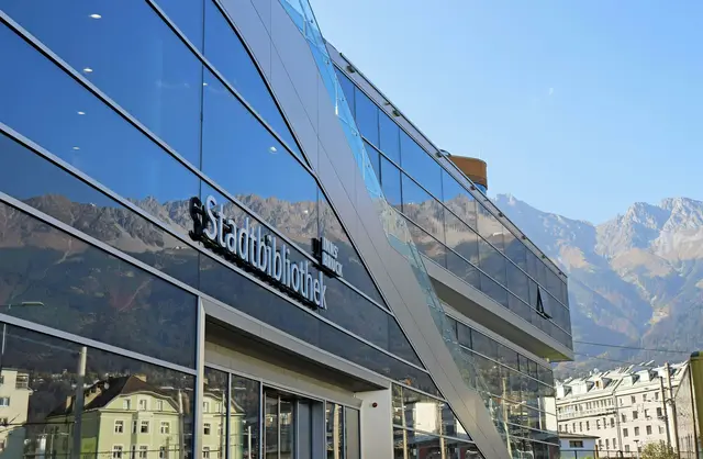 Die Stadtbibliothek Innsbruck in der Amraser Straße setzt auf moderne Technologie: Seit kurzem steht eine kostenlose App zur Verfügung, die den rund 17.000 Mitgliedern den Bibliotheksbesuch erleichtern soll. | Foto: IKM/Freinhofer