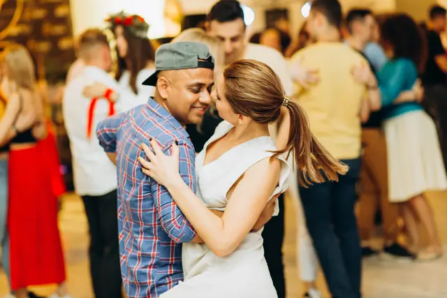 Bachata bringt Menschen zusammen – auf Festivals, Partys oder einfach beim gemeinsamen Tanzen. | Foto: AdobeStock/Alexey