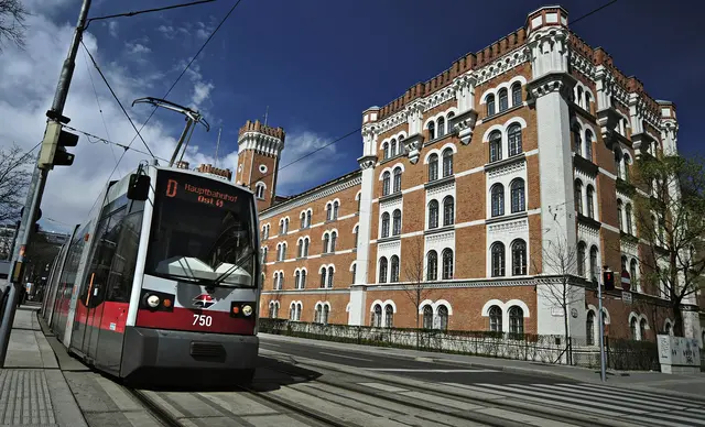 Straßenbahn der Linie D vor der Rossauer Kaserne. (Archiv) | Foto: Wiener Linien/Johannes Zinner