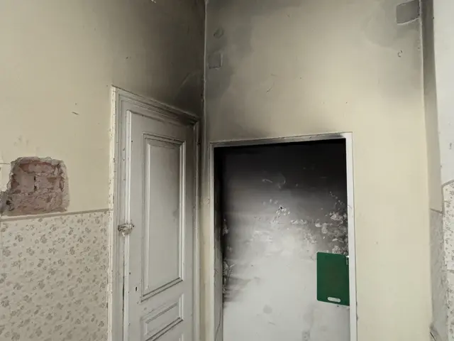 "Teilweise sind die Personen im Haus psychisch erkrankt", erzählt die Frau. Mehrmals hätte sie eine Person getroffen, die mit sich selbst redete – und einmal einen Brand im Haus verursachte. Die Spuren sieht man bis heute. | Foto: Nathanael Peterlini/MeinBezirk