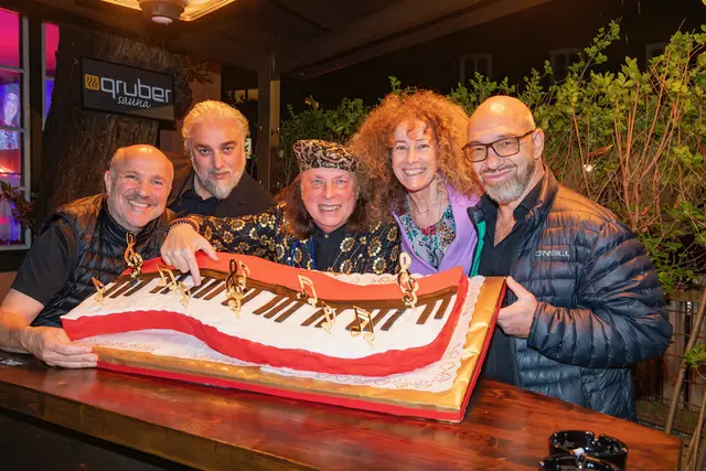 70 Jahre Erwin Kiennast – mit Georgij Makazaria, Sandra Pires, Roman Gregory und Klavier-Geburtstagstorte | Foto: Andi Novotny