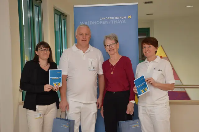 Qualitätsmanagerin Sabine Latzenhofer, OP-Assistent Franz Danzinger, Gewinnerin Waltraude Nowotny und Hygienefachkraft Martha Fronhofer (v.l.) | Foto: Landesklinikum Waidhofen/Thaya