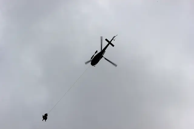 Die Bergung des Verletzten sei mittels Tau erfolgt. (Symbolfoto) | Foto: stock.adobe.com/at/ rbkelle 