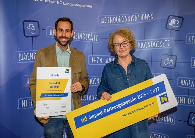 Gerasdorf bei Wien: Foto (v.l.n.r.): GR Johannes Dungl, Jugend-Landesrätin Christiane Teschl-Hofmeister | Foto: NLK Burchhart