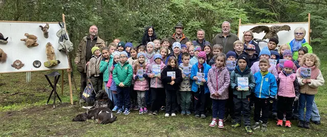 v.l. hinten  Mag. Josef Wenzl, Lehrkraft Gabriele Schätz,
Ing. Wolfgang Maslo, Bgm. Helmut Arzt, Jagdleiter Johann Girsch, Schulleiterin Sandra Maisl, Ingrid Braunstingl  | Foto: Helmut Arzt