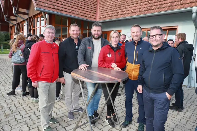 Freude bei Bgm. Günter Müller Franz Bergmann, Christian und Magdalena Gleichweit, Christian Wetzelberger und Vbgm. Mag. Christoph Miksch (v. l.). | Foto: Alfred Mayer